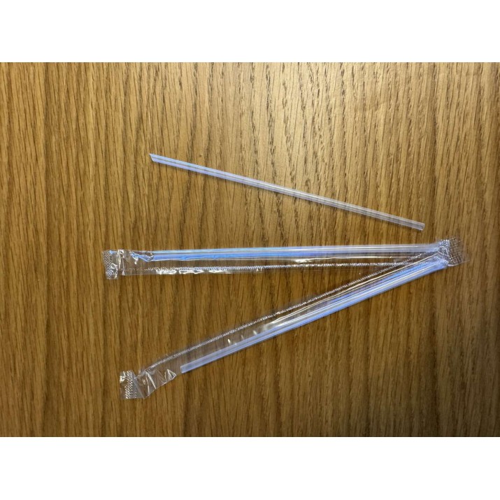 Прави, индивидуално опаковани сламки за пиене.