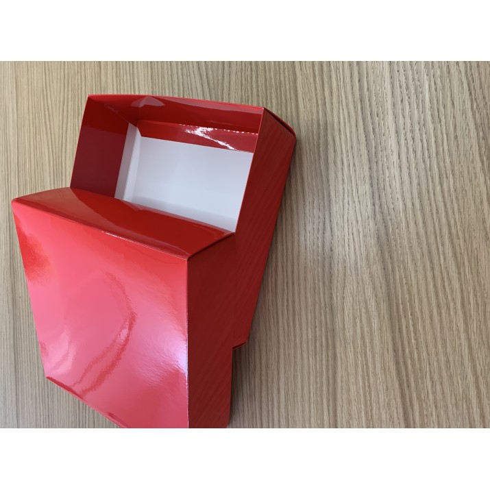 Кутия за подарък Red Box р-р 22х22